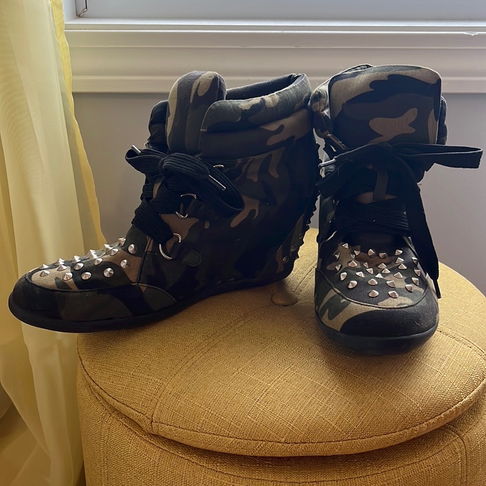 🌻Forever 21 Camo Booties